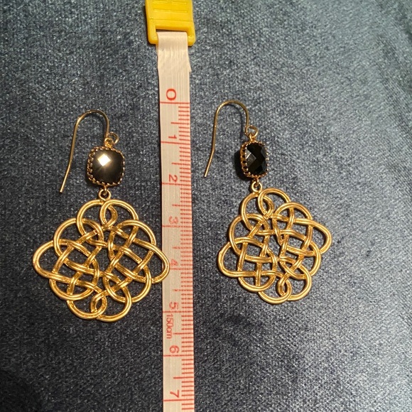 Elegant Gold Filigree Earrings with Black Onyx Stones. - Picture 7 of 7
